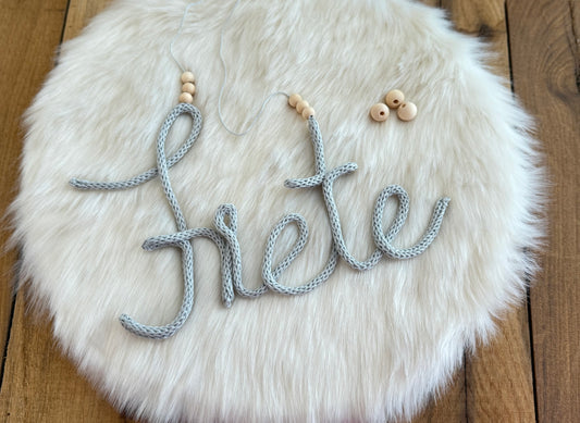 Personalisierter Häkel-Schriftzug – liebevolle Deko für Kinderzimmer - Namensschild - Türschild - Geschenk Geburt - Weihnachtsgeschenk