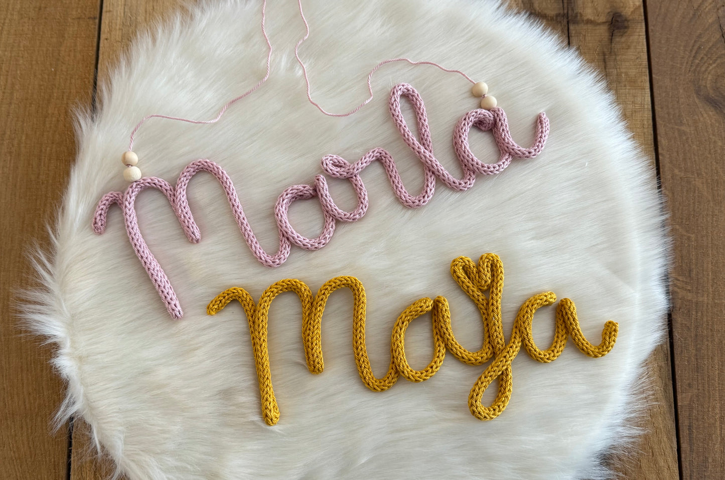 Personalisierter Häkel-Schriftzug – liebevolle Deko für Kinderzimmer - Namensschild - Türschild - Geschenk Geburt - Weihnachtsgeschenk