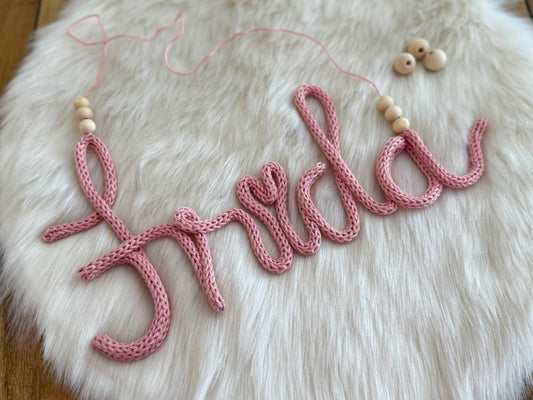 Personalisierter Häkel-Schriftzug – liebevolle Deko für Kinderzimmer - Namensschild - Türschild - Geschenk Geburt - Weihnachtsgeschenk