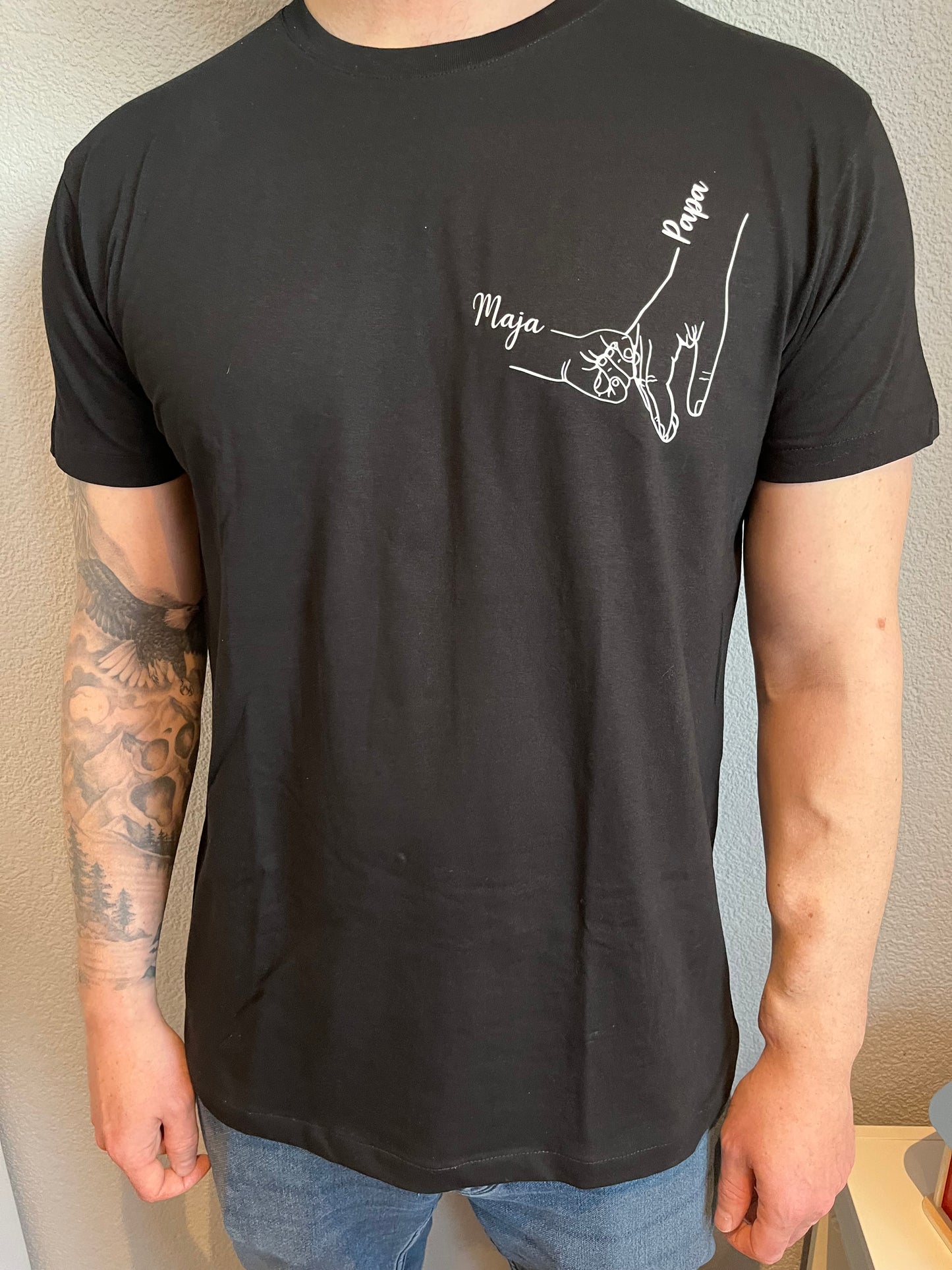Papa Shirt „Hand in Hand“ – personalisierbares Geschenk für den weltbesten Papa