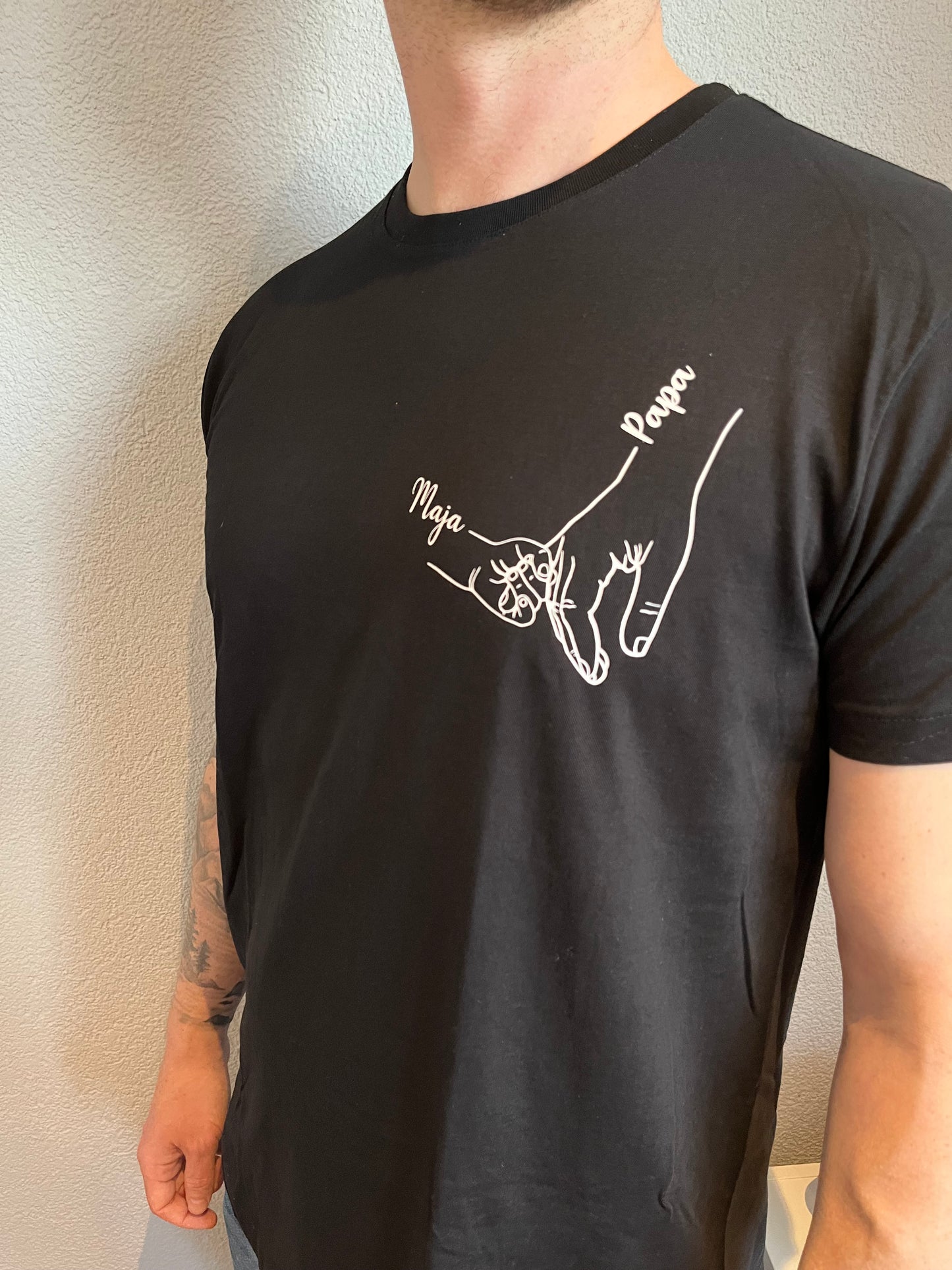 Papa Shirt „Hand in Hand“ – personalisierbares Geschenk für den weltbesten Papa